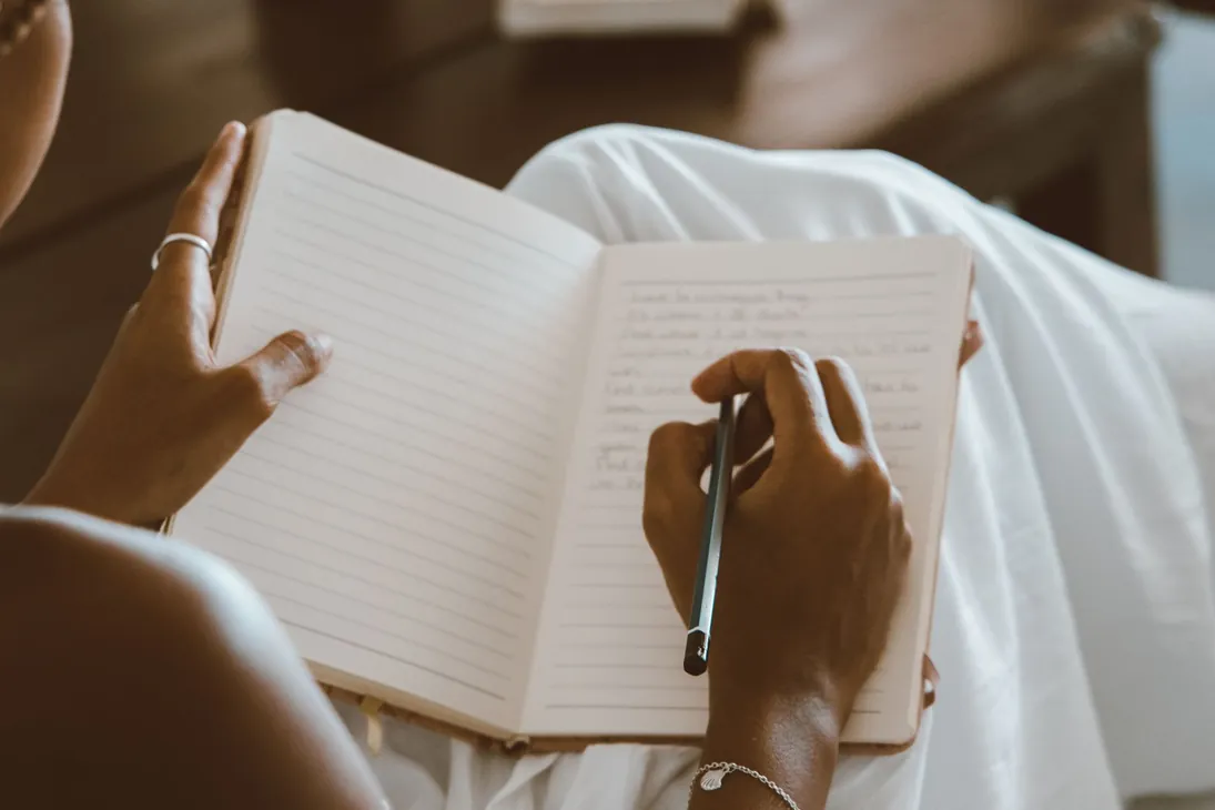 Paciente escribiendo sus valores personales para clarificar su rumbo de vida