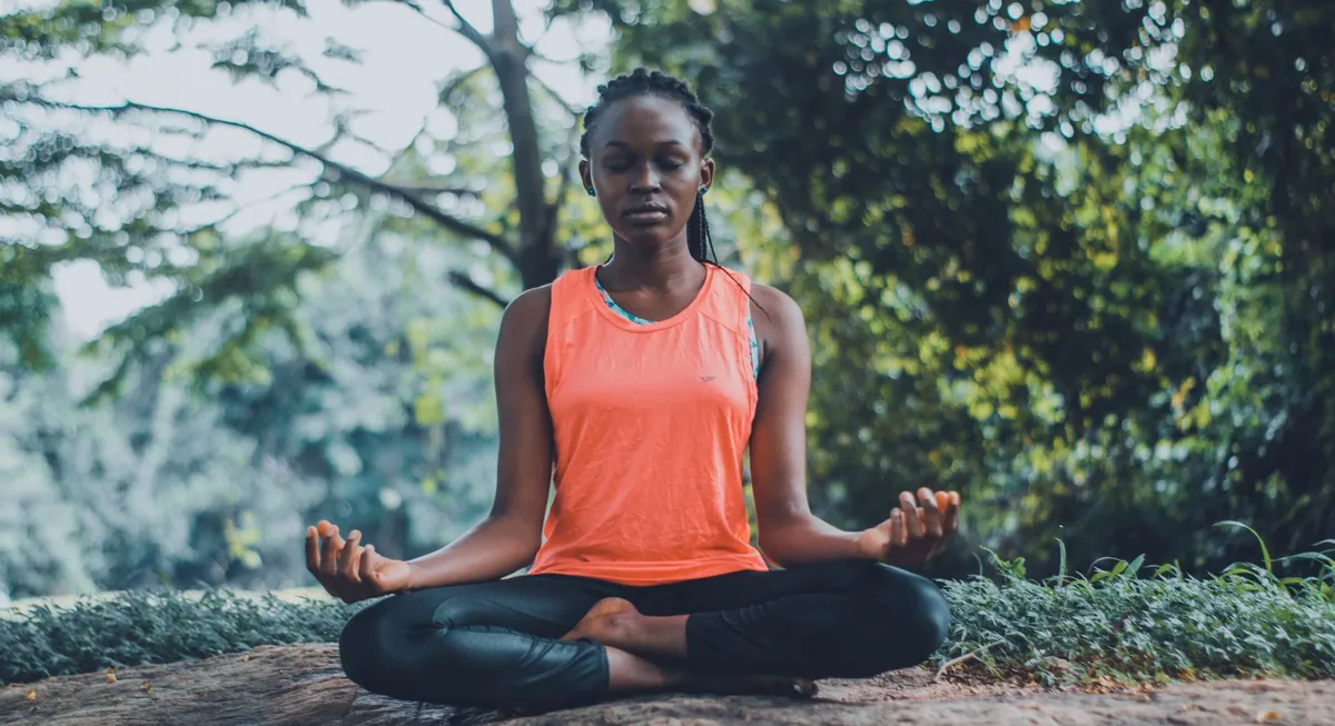 Práctica de Terapia Basada en Mindfulness al aire libre, con ojos cerrados y respiración consciente