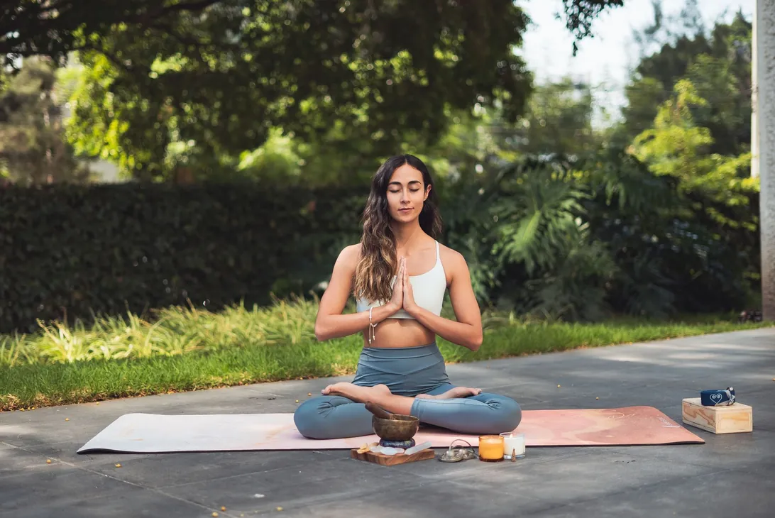 Práctica guiada de mindfulness con cuenco tibetano y respiración consciente